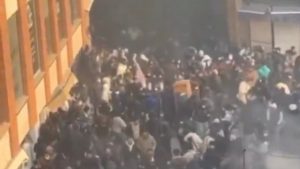 Κλιμακώνονται οι διαδηλώσεις στο Ιράν – Τουλάχιστον 27 νεκροί, η αστυνομία διέλυσε με δακρυγόνα ειρηνική διαδήλωση