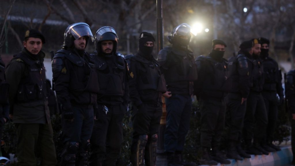 Μαρτυρία-σοκ για τις διαδηλώσεις στο Ιράν: “Κουβαλούσα τη νεκρή γυναίκα μου για 1,5 ώρα”