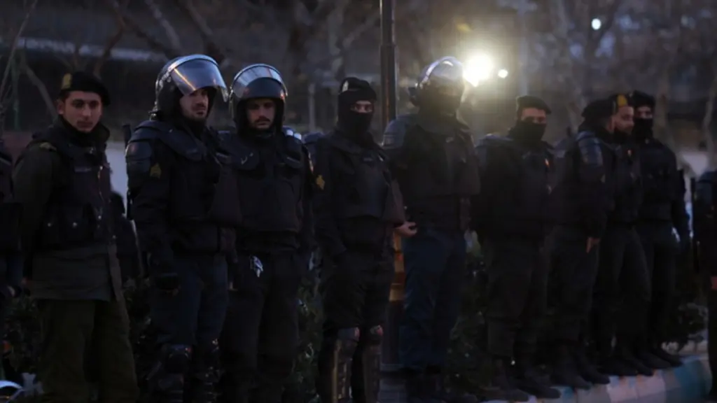 Μαρτυρία-σοκ για τις διαδηλώσεις στο Ιράν: “Κουβαλούσα τη νεκρή γυναίκα μου για 1,5 ώρα”