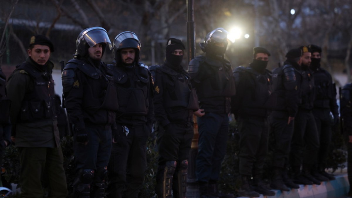 Μαρτυρία-σοκ για τις διαδηλώσεις στο Ιράν: “Κουβαλούσα τη νεκρή γυναίκα μου για 1,5 ώρα”