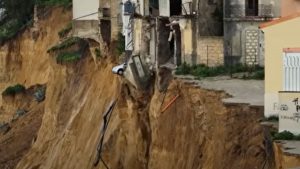 Ιταλία: Σε κατάσταση έκτακτης ανάγκης Σικελία, Σαρδηνία, Καλαβρία μετά τις καταιγίδες – Σπίτια γλιστράνε στον γκρεμό (βίντεο)