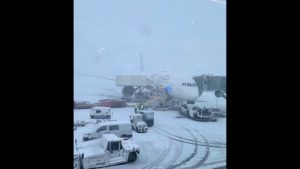 Στον “πάγο” η δυτική Ευρώπη – Εκατοντάδες ακυρώσεις πτήσεων και δρομολογίων τρένων λόγω της βαρυχειμωνιάς (βίντεο)