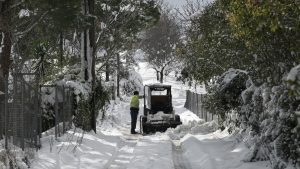 Πρωτοχρονιά με “τσουχτερό” κρύο και χιόνια – Ποιες περιοχές ντύθηκαν στα λευκά