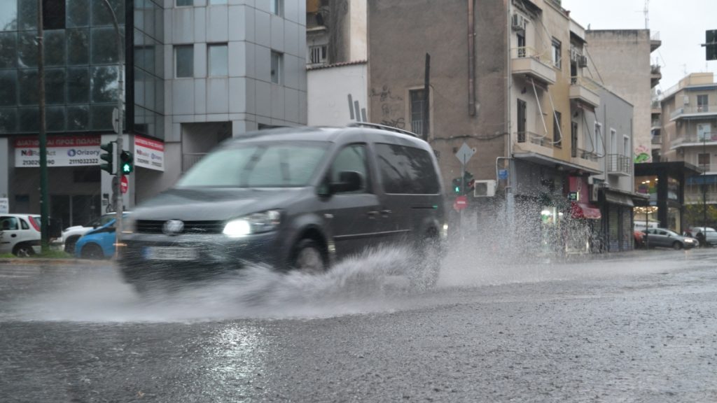 Καιρός: Έκτακτο δελτίο επιδείνωσης – Ισχυρές βροχές και καταιγίδες από τη Δευτέρα