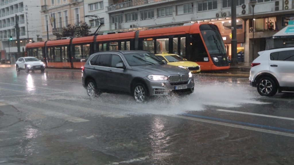 Προβλήματα στην Αττική από την ισχυρή νεροποντή – Ποιες περιοχές θα σαρώσει τις επόμενες ώρες η κακοκαιρία (βίντεο+φωτογραφίες)