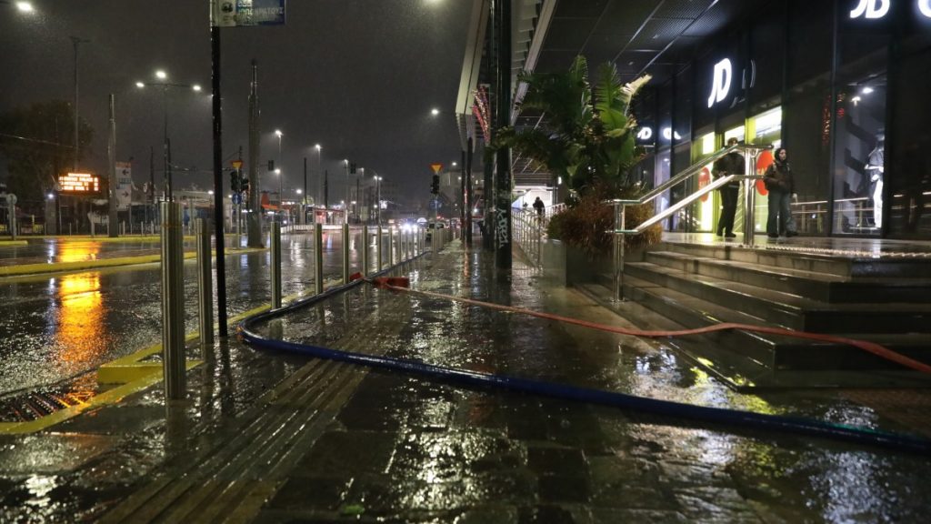 Καιρός: Νέος συναγερμός στην Αττική – Μπόρες και καταιγίδες μετά τις 8 το βράδυ, “ζήσαμε μία Μάνδρα μικρής κλίμακας” λέει Ζιακοπούλου