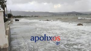 Ισχυροί άνεμοι σαρώνουν τη χώρα: Θάλασσα στη στεριά στην Αχαΐα, ζημιές σε Λήμνο και Εύβοια