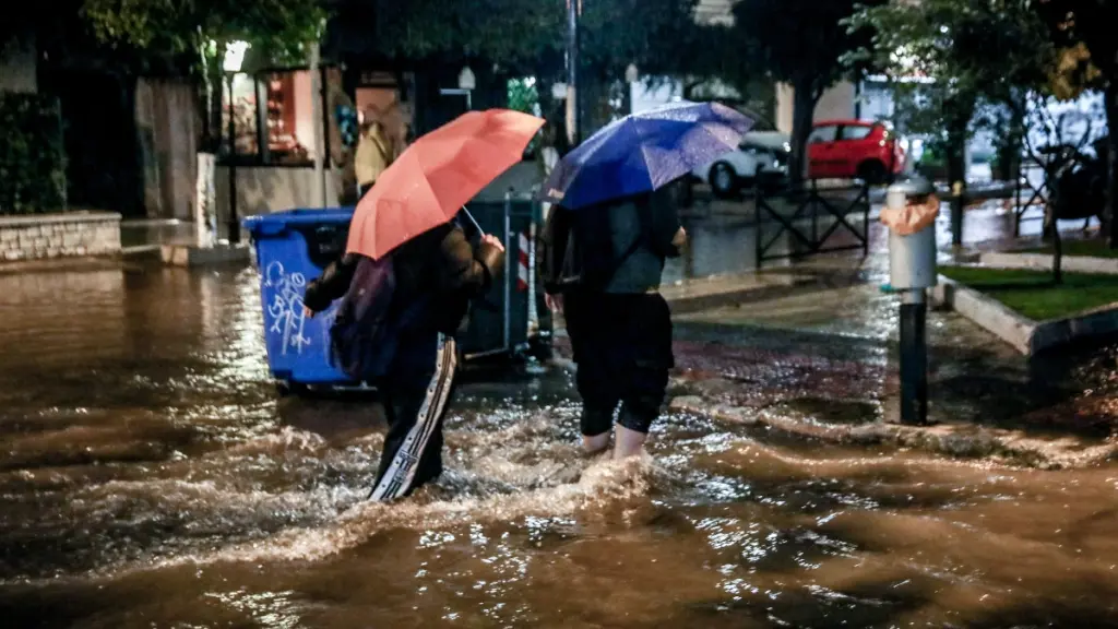 Κακοκαιρία «σαρώνει» τη χώρα: 112 σε επτά περιοχές, πότε επηρεάζεται η Αττική