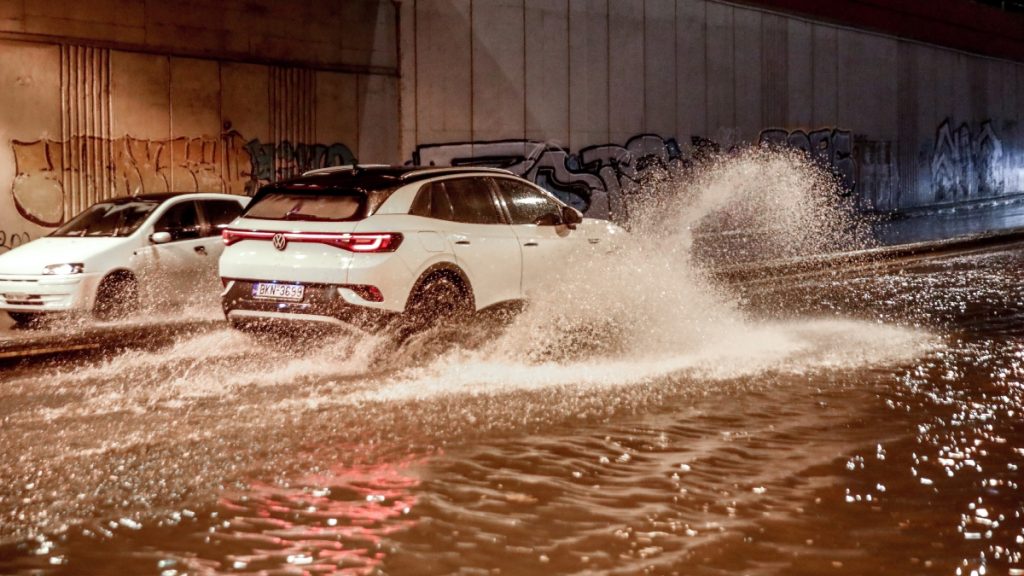 Η κακοκαιρία έφερε την υπερχείλιση ρέματος στον Ασπρόπυργο – Ήχησε το 112 για εκκένωση περιοχής