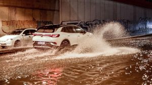 Η κακοκαιρία έφερε την υπερχείλιση ρέματος στον Ασπρόπυργο – Ήχησε το 112 για εκκένωση περιοχής