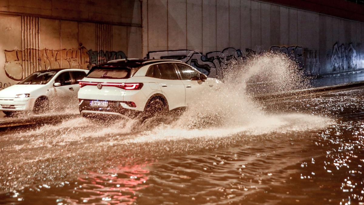 Η κακοκαιρία έφερε την υπερχείλιση ρέματος στον Ασπρόπυργο – Ήχησε το 112 για εκκένωση περιοχής