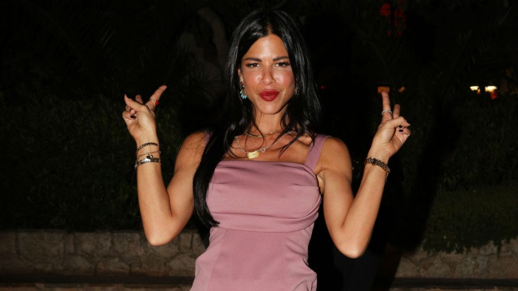 Δάφνη Καραβοκύρη: «Μεγάλωσα χωρίς τη μαμά μου, απομακρύνθηκε στην τρυφερότερη ηλικία μου»