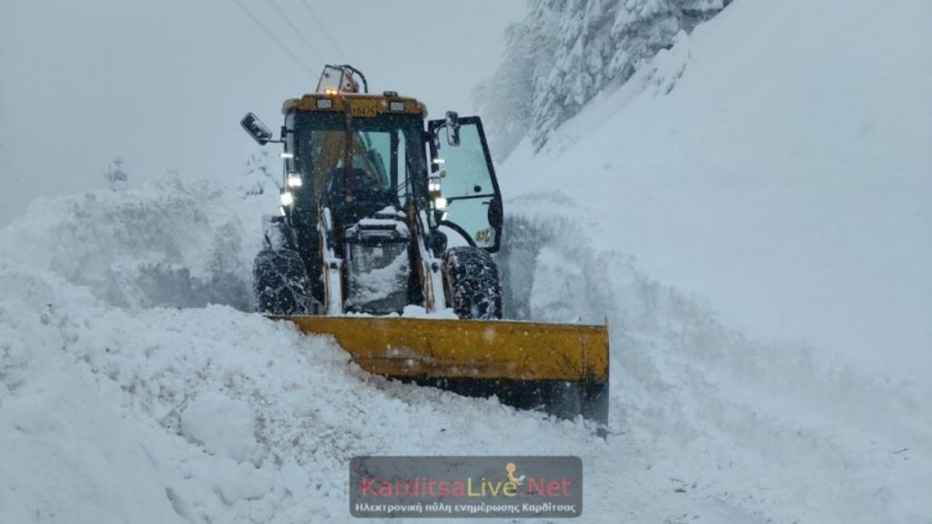Καρδίτσα: Έντονη χιονόπτωση στα ορεινά – Μόνο με αντιολισθητικές αλυσίδες η κίνηση των οχημάτων, έφτασε το 1 μέτρο το χιόνι σε Άγιο Νικόλαο και Τύμπανο (εικόνα)