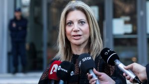 Καρυστιανού για τις εκταφές των θυμάτων των Τεμπών: “Κανείς δεν θα ακουμπήσει τον τάφο των παιδιών μου”