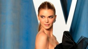 Κένταλ Τζένερ: Πόζαρε ολόγυμνη πάνω σε κρεβάτι και αναστάτωσε το κοινό της στο Instagram (pics)