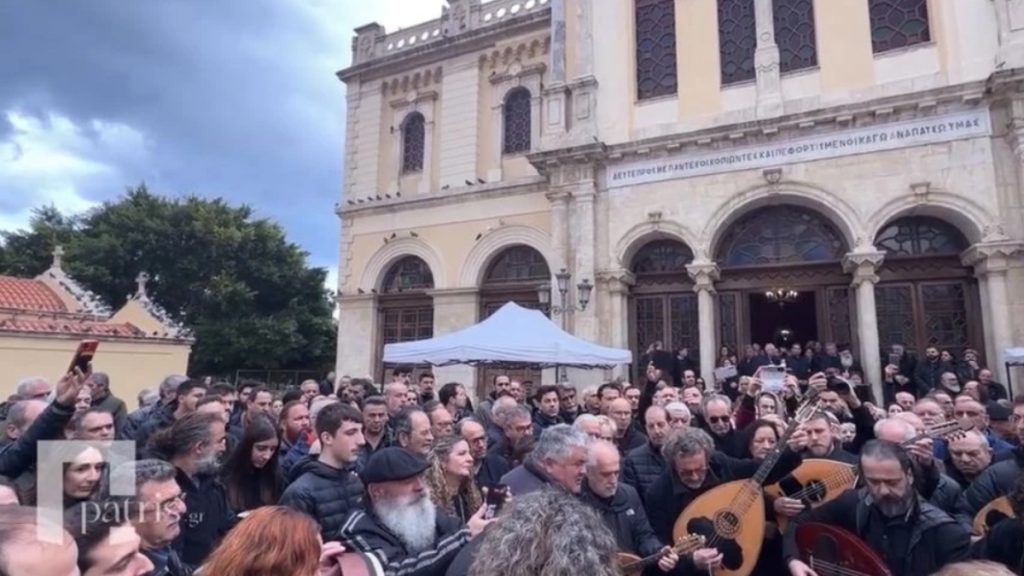 Γιάννης Ξυλούρης (Ψαρογιάννης): Σε κλίμα βαθιάς συγκίνησης το τελευταίο «αντίο» με μαντολίνα και λαούτα (Εικόνες & Βίντεο)