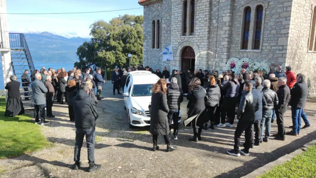 Αγρίνιο: Βαρύ πένθος στο τελευταίο αντίο για τον 50χρονο κοινοτάρχη που δολοφονήθηκε στο Λιθοβούνι (εικόνα + βίντεο)