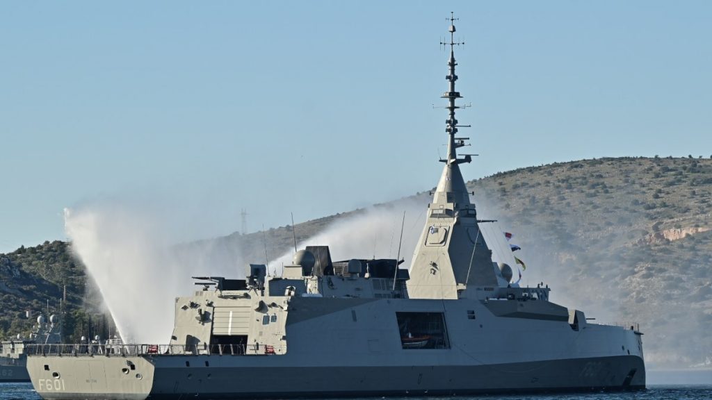 “Κίμων”: Οι εντυπωσιακές εικόνες από την υποδοχή της πρώτης ελληνικής Belharra – Η υδάτινη ασπίδα γύρω από την πιο “ισχυρή φρεγάτα στον πλανήτη”
