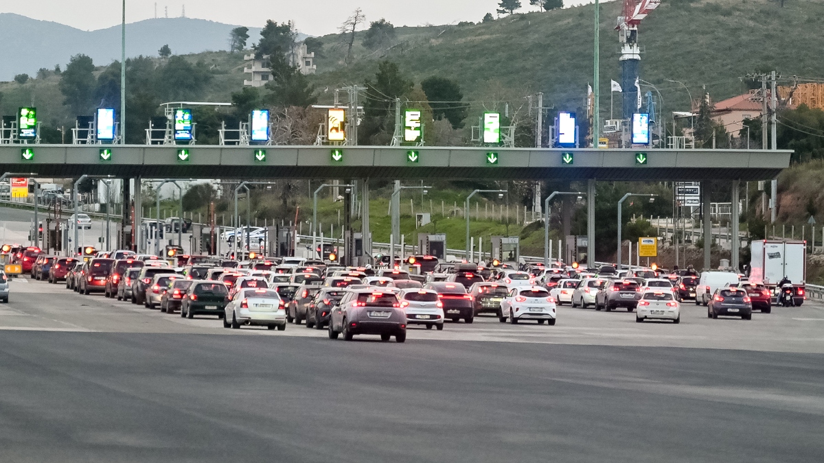 Αυξημένη η κίνηση στους δρόμους: Στο “κόκκινο” ο Κηφισός – Ουρές χιλιομέτρων σε Αφίδνες και Ελευσίνα