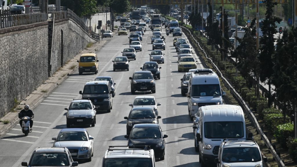 Στο “κόκκινο” η Αθηνών – Λαμίας μετά από ανατροπή οχήματος