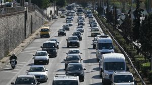 Στο “κόκκινο” η Αθηνών – Λαμίας μετά από ανατροπή οχήματος