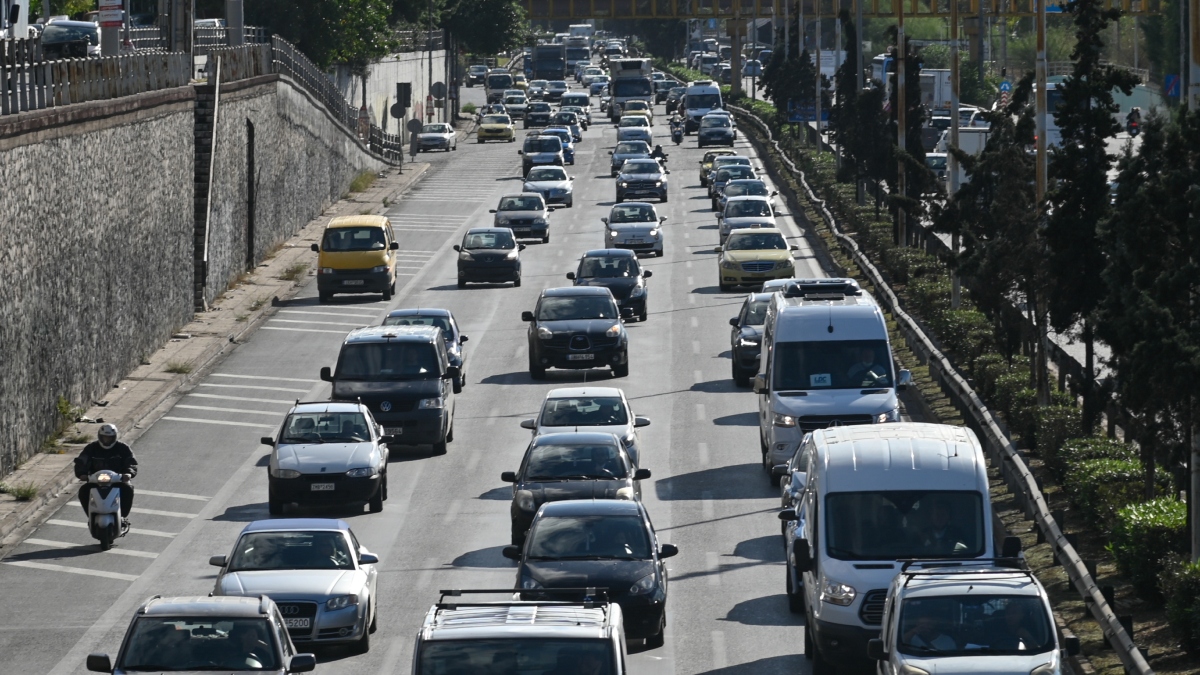 Στο “κόκκινο” η Αθηνών – Λαμίας μετά από ανατροπή οχήματος