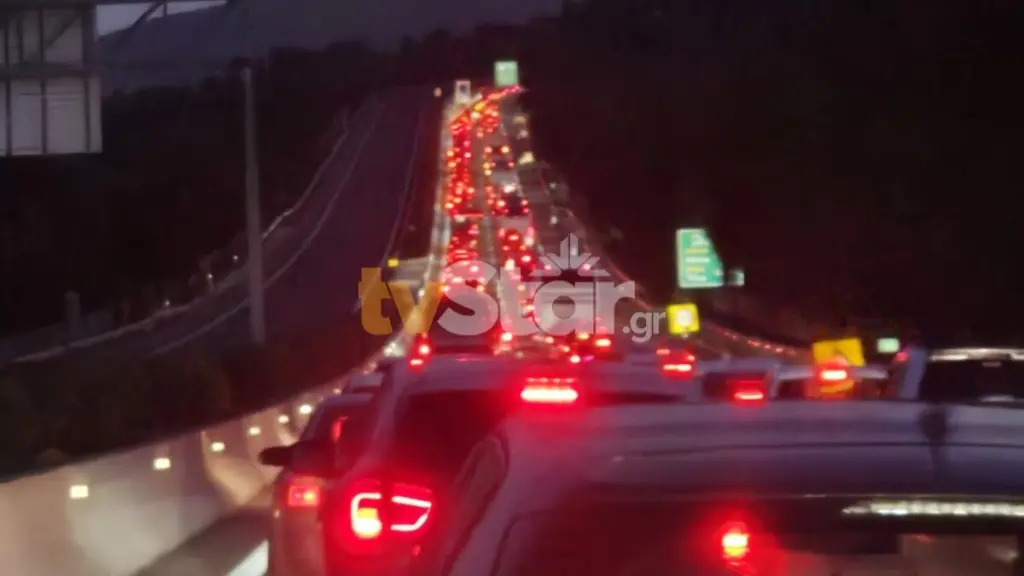 Κίνηση: Δυσχέρεια από Μέγαρα μέχρι Νέα Πέραμο – Σημαντικές καθυστερήσεις σε Αθηνών – Λαμίας και Αττική Οδό