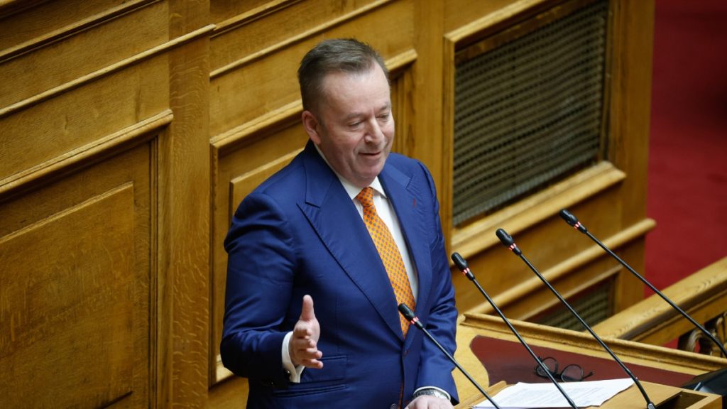 Αναστάτωση στη Βουλή από το 112 – Η αντίδραση του Βασίλη Κόκκαλη από το βήμα (βίντεο)