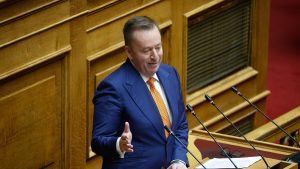 Αναστάτωση στη Βουλή από το 112 – Η αντίδραση του Βασίλη Κόκκαλη από το βήμα (βίντεο)