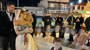 Κομοτηνή: Συγκινητική κίνηση από νηπιαγωγό – Παντρεύτηκε με παρανυφάκια τους 20 μαθητές της τάξης της (Φωτογραφίες)