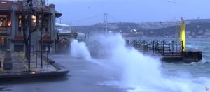 Η Κωνσταντινούπολη πλήττεται από καταιγίδα με ισχυρούς ανέμους – Αεροπλάνο αναγκάστηκε να ακυρώσει προσγείωση (Βίντεο)