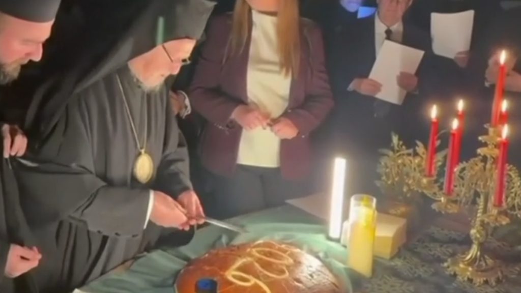 Ευτράπελα στην κοπή της πίτας των ομογενών της Κωνσταντινούπολης – Ελαττωματικά μαχαίρια και διακοπή ρεύματος (βίντεο)