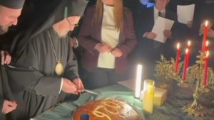 Ευτράπελα στην κοπή της πίτας των ομογενών της Κωνσταντινούπολης – Ελαττωματικά μαχαίρια και διακοπή ρεύματος (βίντεο)