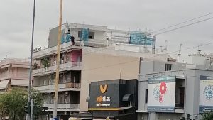 Θρίλερ στον Κορυδαλλό: Γυναίκα απειλεί να πέσει από ταράτσα πολυκατοικίας