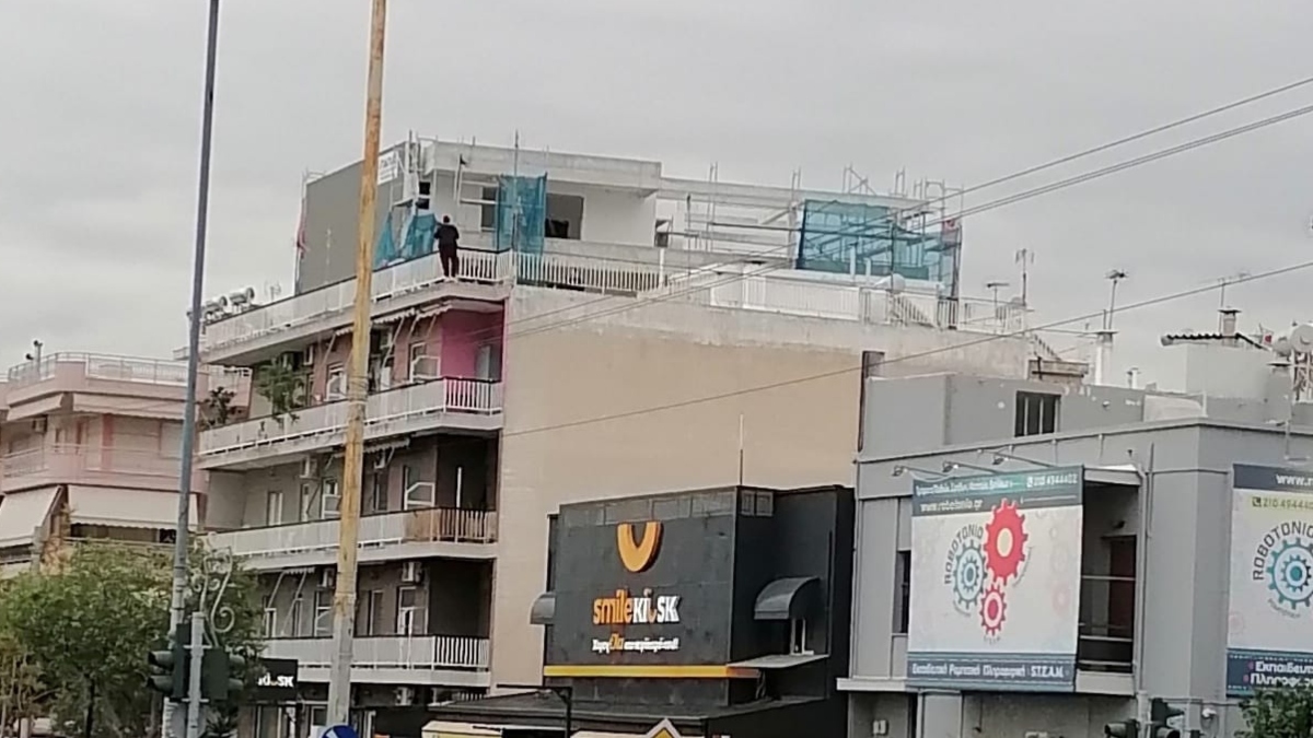 Θρίλερ στον Κορυδαλλό: Γυναίκα απειλεί να πέσει από ταράτσα πολυκατοικίας