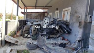 Τροχαίο δυστύχημα στην Κορινθία: Νεκροί οι δύο επιβαίνοντες του αυτοκινήτου που “καρφώθηκε” σε σπίτι (Εικόνα & Βίντεο)