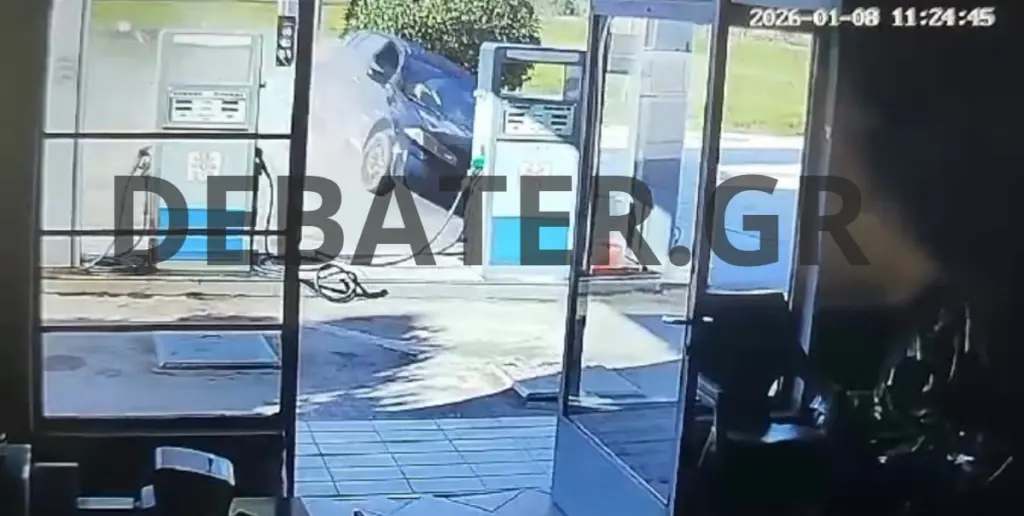 Τραγωδία στην Κορινθία: Βίντεο ντοκουμέντο από την στιγμή που αυτοκίνητο «προσγειώνεται» σε αυλή σπιτιού – Νεκρά δύο παιδιά