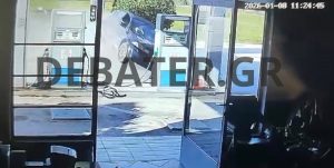 Τραγωδία στην Κορινθία: Βίντεο ντοκουμέντο από την στιγμή που αυτοκίνητο «προσγειώνεται» σε αυλή σπιτιού – Νεκρά δύο παιδιά