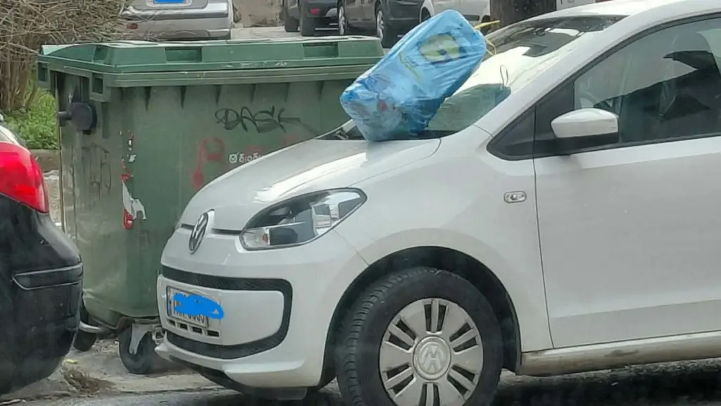 Κοζάνη: Του πέταξαν σκουπίδια στο αυτοκίνητο επειδή στάθμευσε μπροστά σε κάδο