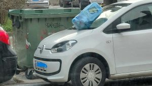 Κοζάνη: Του πέταξαν σκουπίδια στο αυτοκίνητο επειδή στάθμευσε μπροστά σε κάδο