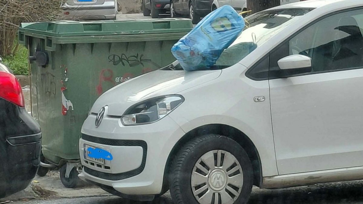 Κοζάνη: Του πέταξαν σκουπίδια στο αυτοκίνητο επειδή στάθμευσε μπροστά σε κάδο