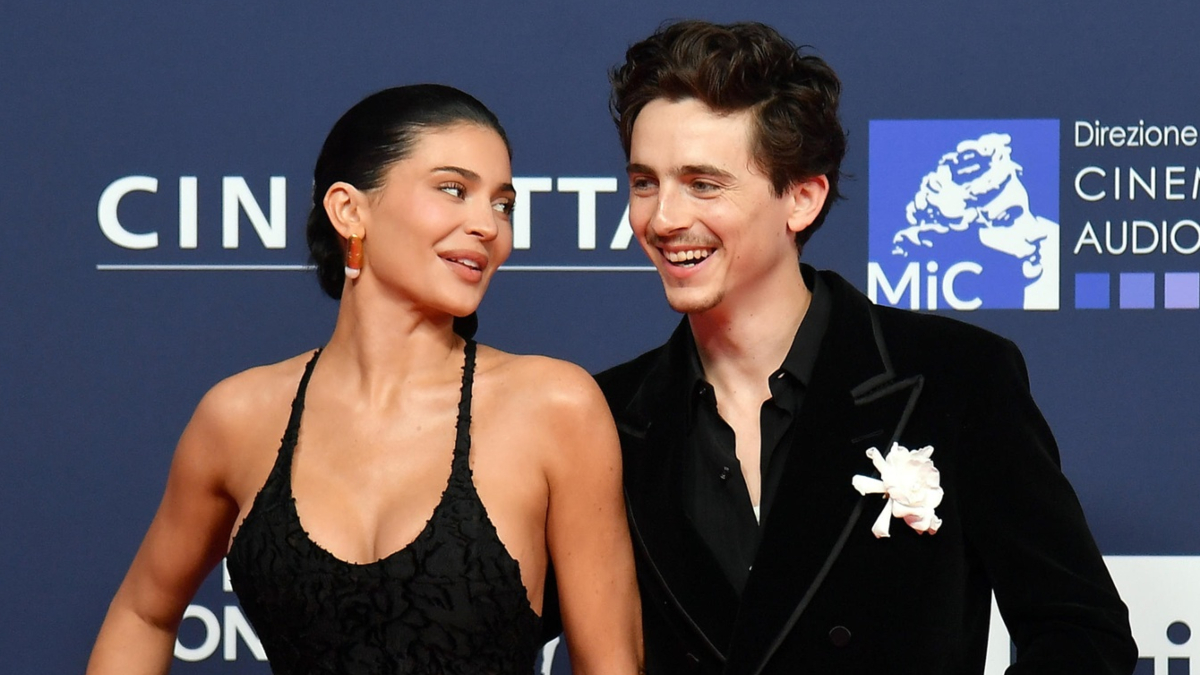 Κάιλι Τζένερ & Τιμοτέ Σαλαμέ: Έκαναν το επόμενο βήμα στη σχέση τους – Μένουν μαζί εδώ κι έναν χρόνο