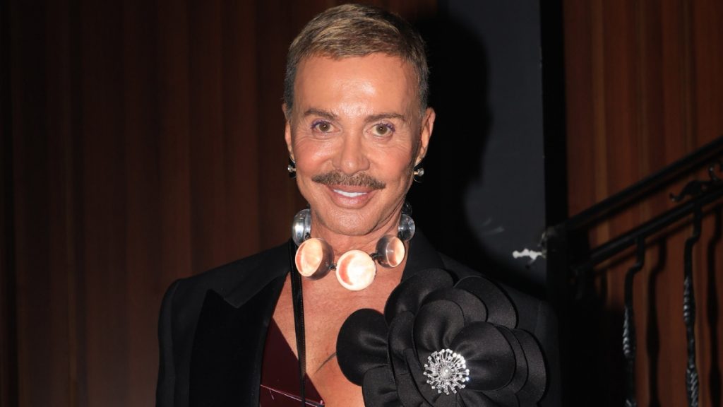 Λάκης Γαβαλάς: Καλωσόρισε γυμνός το 2026 – Οι ευχές του σχεδιαστή για την νέα χρονιά (pic)