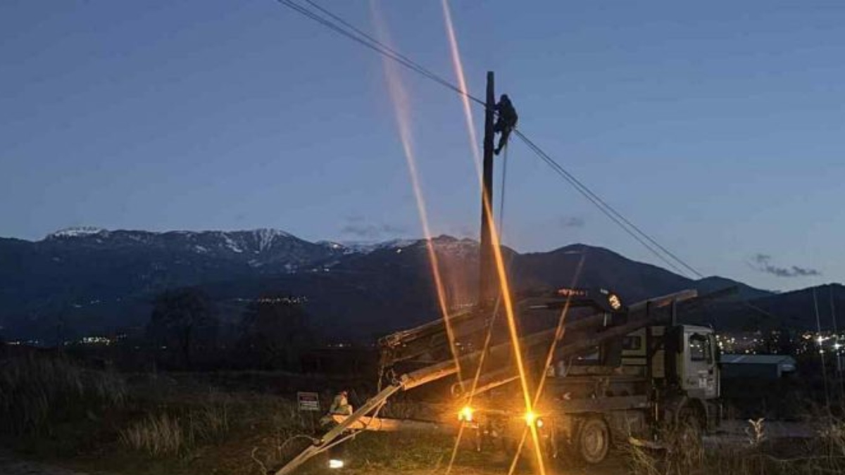 Λαμία: Οι θυελλώδεις άνεμοι έριξαν κολώνες φωτισμού και δέντρα (Εικόνες)