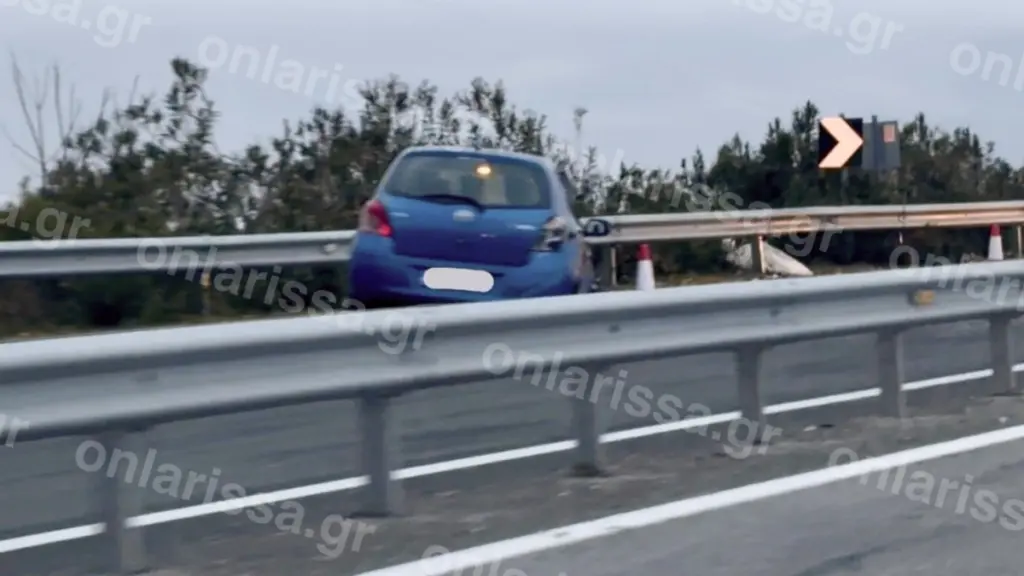 Λάρισα: Νεκρός οδηγός σε σφοδρό τροχαίο με πρόσκρουση σε μπάρες