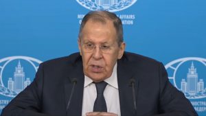 Λαβρόφ: “Αν διαβάσετε τις δηλώσεις των Ευρωπαίων θα καταλάβετε ότι προετοιμάζονται σοβαρά για πόλεμο με τη Ρωσία”