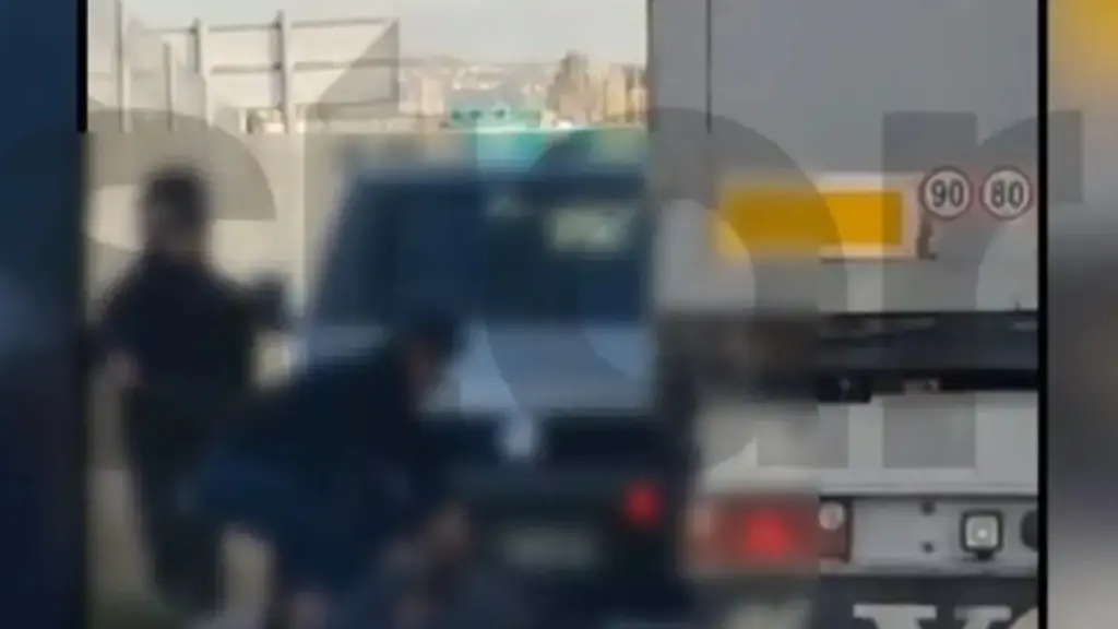 Λυκόβρυση: Οδηγοί πλακώθηκαν μεταξύ τους για την προτεραιότητα (Βίντεο)