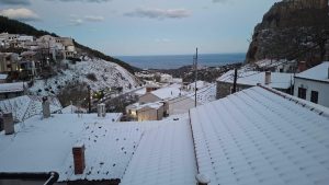 Στα λευκά “ντύθηκαν” τα νησιά του Αιγαίου – Εντυπωσιακές εικόνες με τοπία καλυμμένα από χιόνι (βίντεο+φωτογραφίες)