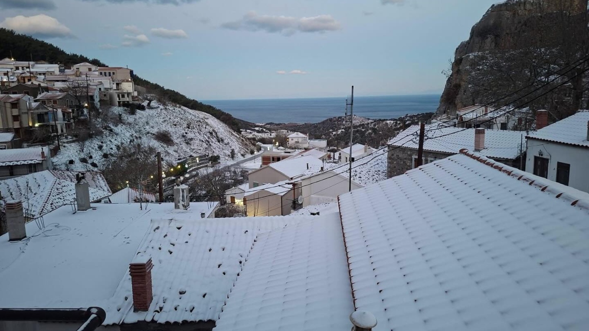 Στα λευκά “ντύθηκαν” τα νησιά του Αιγαίου – Εντυπωσιακές εικόνες με τοπία καλυμμένα από χιόνι (βίντεο+φωτογραφίες)
