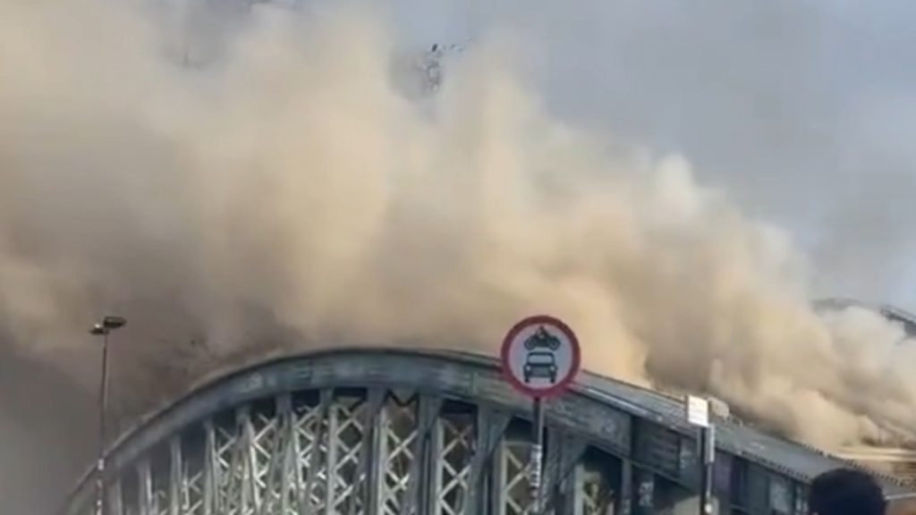 Λονδίνο: Πυρκαγιά ξέσπασε σε πολυσύχναστο σιδηροδρομικό σταθμό (βίντεο)